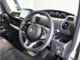 ◆視界広々で非常に運転しやすくロングドライブでも疲れを感じさせないすっきりとまとまったインパネ周りです。