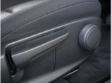 【運転席シートリフター】運転席シートリフターで座面を上げ下げできます。運転しても疲れにくい姿勢に調整できます。