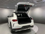トランク容量は同一他社車両より広く、旅行やゴルフ等様々な場面で役立ちます。