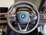 BMWのステアリングはドライバーと車体が一体感に感じれるような操作性を実現しております。また、握りやすさや操作性を向上するためにスイッチ類も配置されております。