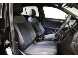 運転席/助手席です。安全装備をオプションで追加するのは日本的発想。フォルクスワーゲン車はサイドエアバッグを全車標準で装備しております。