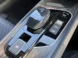 電動ブレーキ&オートホールドでブレーキ力を自動でキープ信号待ちなどの停車時に、ブレーキペダルを踏み続けていなくても自動的にブレーキ力がキープ。ペダルを踏み続けることによる足の疲れを緩和します。