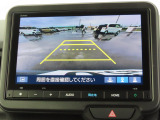 リアワイドカメラシステム!従来の視野に加えて、後方側方を約180&deg;まで見えるワイドビューと、後方を真上から見たような視野で駐車時などに便利なトップダウンビューの3つの視野があります!