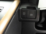 指先だけで操作ができる「電動パーキングブレーキ」搭載。オートモードの場合、シフトを「P」レンジにすると自動でパーキングブレーキが作動します。またアクセルを踏むと自動解除される為、発進がスムーズです。