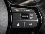 ◆アダプティブクルーズコントロール◆予め設定した車速内でクルマが自動的に加減速。前走車との適切な車間距離を維持しながら追従走行します。【LKAS】車線維持支援システムでステアリング操作を支援。