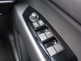 オート機能付きパワーウインドウや電動格納ミラーを装備。運転席から各機能を操作しやすく、使い勝手に配慮されたレイアウトです。