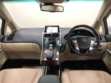 落ち着いて運転を楽しめるように、情報を表示する「ディスプレイゾーン」と操作系統を集約した「コマンドゾーン」にはっきりと分けられたレイアウトとなっています。