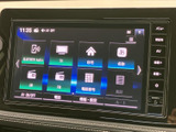 画面にはオーディオやテレビ、電話、ルートなどのメニューが表示され、目的に合わせて選びやすい構成です。画面脇にも操作ボタンが並び、日常の移動中に必要な機能を確認しやすくなっています。