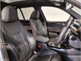 【コックピットシート】BMW車の主役席。車体中央にくる様に配置し車両重心とが一致する事でドライバーと車との一体感あるドライビングを実現。人間工学に基づき形成した形状が長時間のドライブ疲労も軽減します!