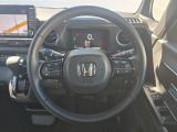 ドライバーの操作性に配慮したステアリング。快適な運転をサポートします。