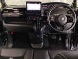 車内は光触媒抗菌消臭施工済です。スタイリッシュなデザインでスポーティなインパネ周りを演出します。グローブボックスやカップホルダーのほかにトレーなどたくさんの収納スペースが付いています。