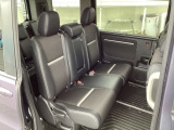 スライドドアなら狭い駐車場でもドアをぶつける心配がありません。ステップが低く乗り降りもしやすいです。
