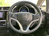 握りやすいステアリング。操作性にも優れ、運転する楽しさを高めます。ステアリングスイッチで、オーディオなどを操作可能です。