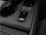 軽いタッチの電気式サイドブレーキとオートブレーキが装備されます。