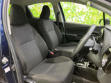 前席は視界が広く、運転席から周囲の状況を確認しやすいレイアウトです。シートには落ち着いた色合いのファブリックを採用し、乗り降りしやすい空間で日々の移動を支えます。