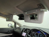 運転席と助手席にはバニティミラーを装備しています。