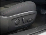 【パワーシート】電動で座面を前後上下に動かすことができます。簡単に運転しても疲れにくい姿勢に調整できます。