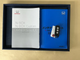 メンテナンスノート【点検整備記録簿・保証書】、取説も揃ってます。スマートキーはバッグなどにしまったままボタン操作でエンジン始動・停止やハイブリッドシステムの起動や停止ができて大変便利です