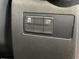 運転席脇のクラスタースイッチ部分にはアイドリングストップOFF、DSC(横滑り防止装置)OFFスイッチを配置しております。