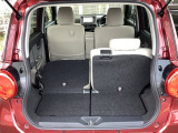 後席は分割可倒式で、用途に合わせてアレンジ可能。荷物の量や乗車人数に応じて柔軟に使える便利なシートです。
