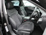 Audi車はどの車種も全てレザーハンドルです。そこにはAudiのこだわりがあり質感の高いレザーでしっかりと手に馴染み、高級感を演出します。
