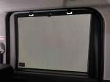後席にお乗りの方が眩しくないように日差しを軽減する格納式リヤドアサンシェードが付いてます