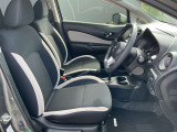 運転席には、シートリフターが付いております☆ 前後のスライドに加えシートの高さも変更出来ますので小柄な女性の方でも運転し易いポジションを取れます♪
