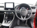 運転席からの視界を低くすることで圧迫感を抑えたインストルメントパネルや、室内から見えないように設計したワイパーなどにより、すっきりとした前方視界を確保しています。