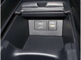 ディスプレイオーディオ入力用USBと充電ポートです♪