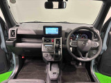 シルバーステッチ&カモフラージュ柄のシートが気分を高める運転席に加えてUV&IRカット機能付きフロントガラスの面積や位置取りが良く、高いアイポイントで前方・右前・左前方向の見通しがいいですよ!