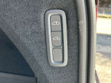 オートレベライザーは走行中に車両のサスペンションと衝撃吸収特性を自動的に制御して、快適性と機能性を最適な状態に保ちます。荷積みや乗り降りをしやすくするために手動で車高を調節することもできます。