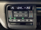 【左右独立オートエアコン】左右席で独立温度コントロールが可能です。運転席はキンキンに冷やして助手席はマイルドにと言った設定が可能です☆暑さ寒さでケンカすることもなくなりますね♪