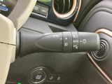 方向指示やライトに関する表示がレバー上にまとめられ、運転席から内容を確認しやすい仕様です。AUTOの表示も備わり、日常の運転で必要な灯火類の操作を手元で行えます。
