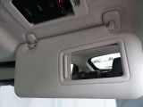 運転席のバイザーには鏡もございます!ドライブ前の身だしなみチェックもばっちりです!
