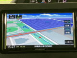 地図画面では道路や周辺の区画が見やすく表示され、現在地を確認しながら目的地までの移動をサポートします。縮尺や詳細表示も選べるため、状況に応じて確認できます。