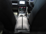 運転席・助手席間のアームレスト内は収納スペースにもなっております。
