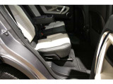 使わないときはすっきりと格納できる可倒式アームレストを採用しています。乗車人数や用途に合わせてレイアウトを変更でき、使い勝手に優れた空間に仕上がっています。
