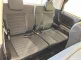 3列目は左右に分かれたシートとヘッドレストを備え、複数人で乗車する際にも活用できます。窓から外の光が入り、後席の乗員も落ち着いて過ごせる室内空間が広がっています。