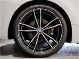 【BMWアロイホイル】軽量かつ強度に拘ったアロイホイル。走行性能ポテンシャルを引き出す設計。車の足元を引き締めてくれる大きなポイントはアロイホイルです。