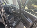 運転席開口部は大きく開きます。