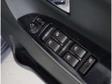 運転席ドアにはパワーウィンドウスイッチが集約され、ドアミラー調整スイッチも装備!1か所で簡単に操作が可能です!