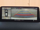 車両の前後左右にある4つのカメラを合成することで、まるでご自身のクルマを空から見ているような俯瞰での映像を映し出してくれます。バック時ももちろんのこと、前進時に視界の悪い交差点でも役に立ちますね。