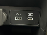 USB充電端子とオーディオ接続用の端子を装備。携帯電話を充電しながら音楽プレイヤーを再生なんてことも可能です。