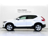 XC40 Essential B3に、フロント・シートヒーターやダークティンテッド・ガラス、5スポーク・アルミホイールなど、標準では手に入らない特別装備を採用し、快適性と充実度をさらに高めました。