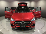 フロントグリル中央に大きく輝くスリーポインテッドスター。メルセデスベンツならではのステータスを強く感じる事ができます