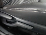 運転席の座面はお好みの高さに調整もできます