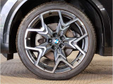 【BMWアロイホイル】軽量かつ強度に拘ったアロイホイル。走行性能ポテンシャルを引き出す設計。車の足元を引き締めてくれる大きなポイントはアロイホイルです。