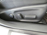 運転席電動シートは、シートポジションを細かく調整できるので長時間の運転もリラックスできますね。