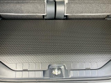 クリーナーを施工箇所全体に噴霧を行い、汚れ箇所を中心にブラッシングします。その後、専用の機械を使い、リンサーまたはスチーム洗浄で汚れを落としております。