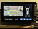 リバースギアに入れるだけで後方の表示へ切り替わります。夜間や雨の日の駐車も楽になりますよ。